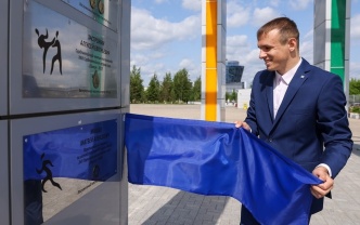 На Аллее олимпийской славы в «Арене. Север» открыли две новых именных таблички – чемпиона Паралимпийских игр Матвея Якушева и его тренера Михаила Петрика.