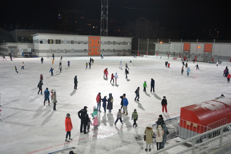 У стадиона "Локомотив" готово расписание праздничных массовых катаний на коньках!⛸